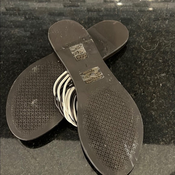 Tory Burch Black and White Sandals with Criss-Cross Design - Picture 4 of 6